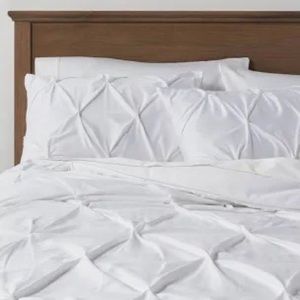 King size white comforter